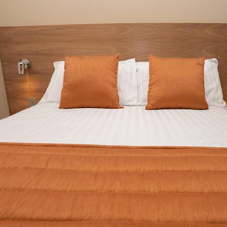 Eagle Hotel Luton Airport エクステリア 写真