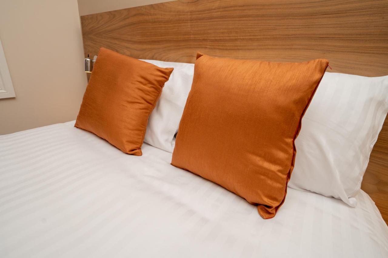 Eagle Hotel Luton Airport エクステリア 写真