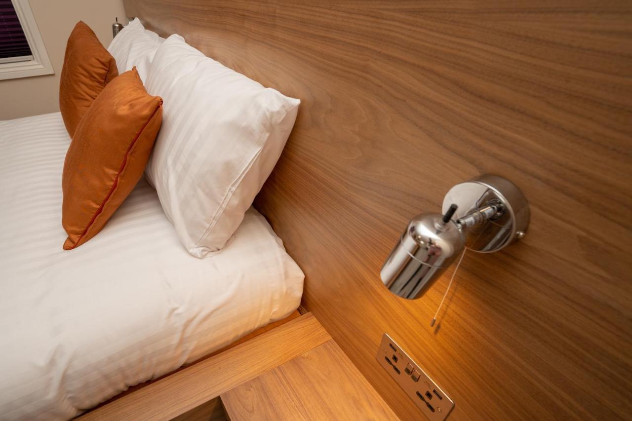Eagle Hotel Luton Airport エクステリア 写真