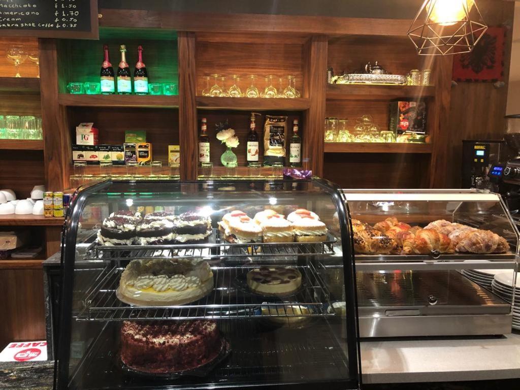 Eagle Hotel Luton Airport エクステリア 写真