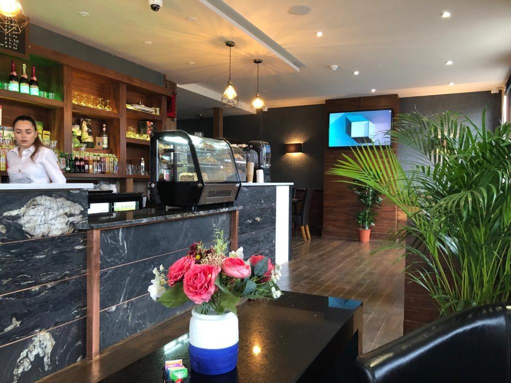 Eagle Hotel Luton Airport エクステリア 写真